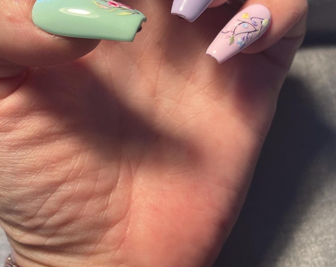 30 pieces. Yellow, blue, pink, purple, green with floral patterns. Sizes from 0 to 11. Reusable. Press-on nails, false nails. Glossy finish
