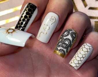 24 pieces. Medium square. Black and gold snakeskin. Sizes 0 to 11. False nails, press-on nails. Reusable. Glossy finish.