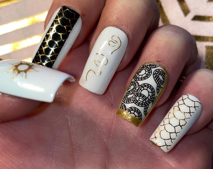 24 pieces. Medium square. Black and gold snakeskin. Sizes 0 to 11. False nails, press-on nails. Reusable. Glossy finish.