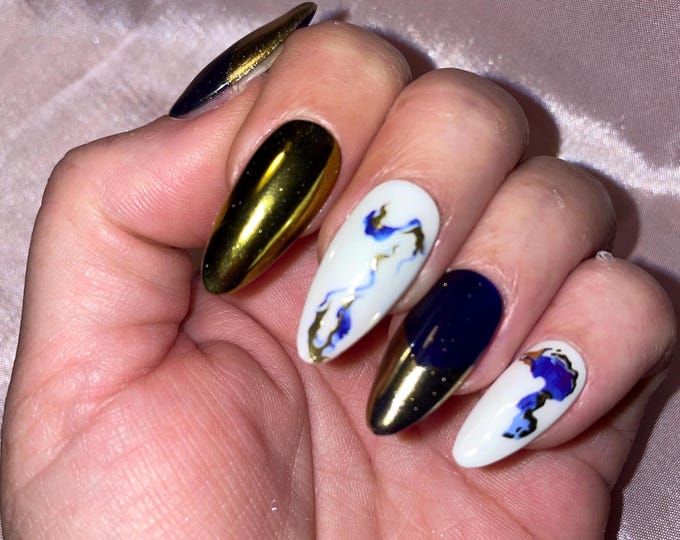 24 pieces. Blue, white marbled blue and gold. Sizes 0 to 11. Reusable. Press-on nails, false nails, Glossy finish