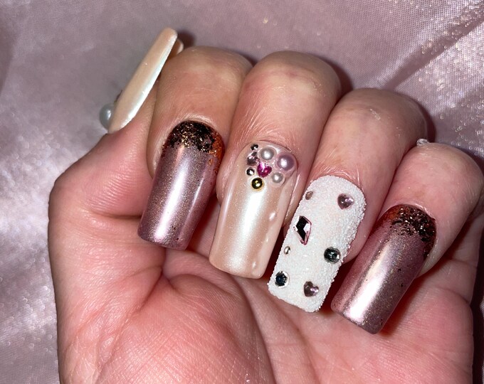 Pearl, chrome, sugar, glitter, rhinestones, beads. False nails, press on nails. Reusable. Glossy finish