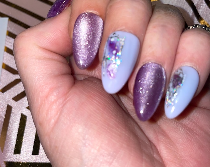 Kit 30 pieces purple cats eyes with rhinestones. Sizes from 0 to 11. Press-on nails, false nails, glue-on nails. Glossy finish