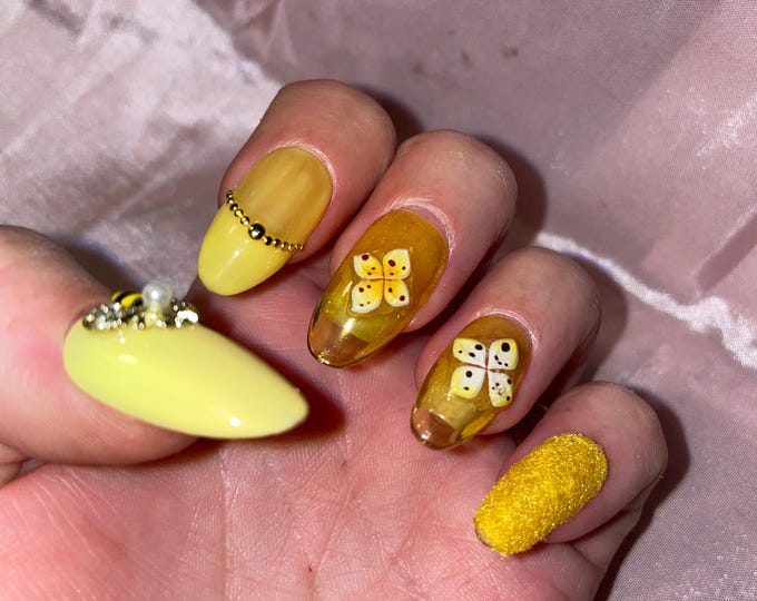 28 pieces. Small bee, yellow and transparent with rhinestones and pearl. Reusable. Press-on nails, false nails. Shiny and velvet finish