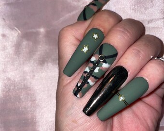 24-piece kit. Military green camouflage with rhinestones and glitter. Sizes 0 to 10. Reusable, Press-on nails, false nails. Matte finish