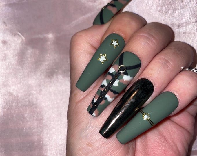 24-piece kit. Military green camouflage with rhinestones and glitter. Sizes 0 to 10. Reusable, Press-on nails, false nails. Matte finish