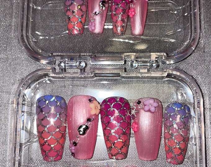 18-piece kit. Gradient pink and silver mermaid scale effect. Sizes 0 to 9. Reusable, press-on nails, false nails. Glossy finish