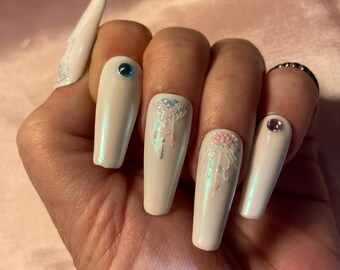 Kit 20 pieces. Iridescent white pink with pink and blue patterns and rhinestones. Size 0 to 9. Reusable, Press-on nails, false nails. Glossy finish
