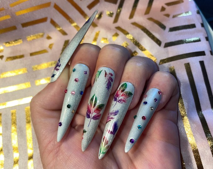 24-piece set. White with leaves and rainbow rhinestones. Sizes 0 to 11. Reusable, press-on nails, false nails. Glossy finish.