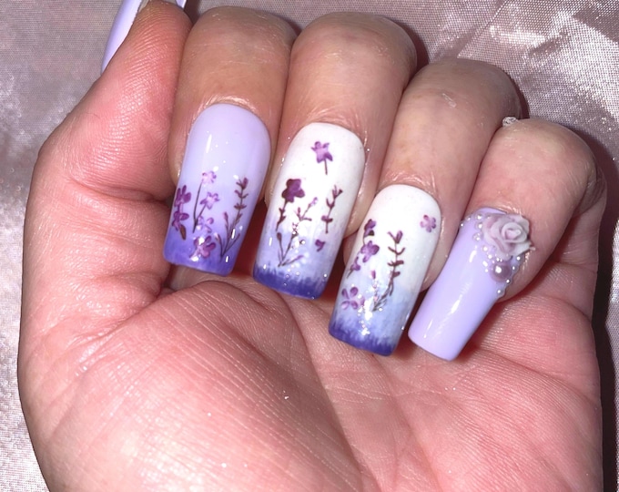 24 pieces. Short square. Small lavender flowers. Sizes 0 to 9. False nails, press-on nails. Reusable. Glossy finish