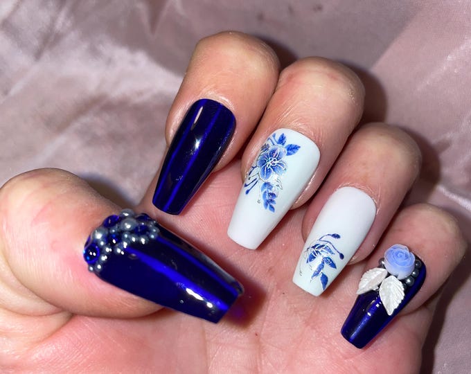 24 pieces. Blue and silver flowers. Jelly blue and white. Sizes 0 to 11. Reusable. Press-on nails, false nails. Glossy finish.