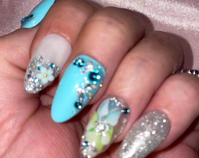 30-piece kit in pastel water green and silver with rhinestones. Sizes 0 to 11. Press-on nails, false nails, glue-on nails. Glossy finish
