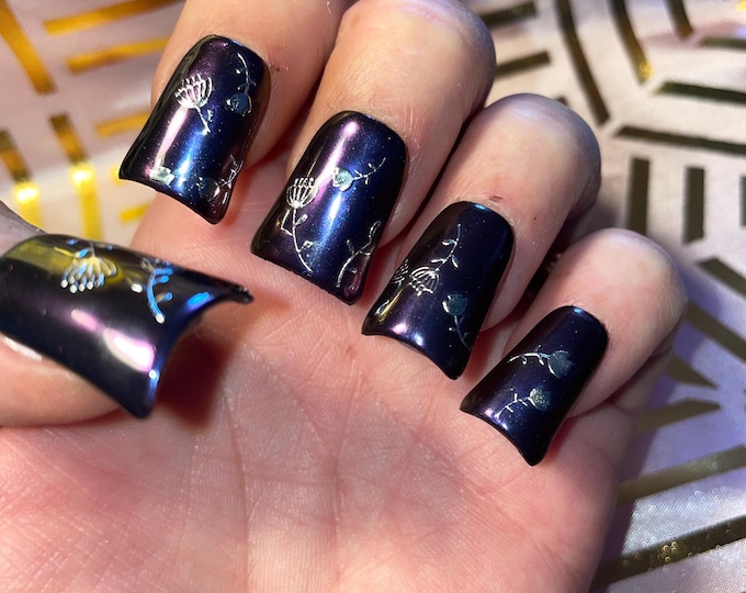 24 pieces. Short duck. Holographic purple with silver flowers. Sizes 0 to 11. False nails, press-on nails. Reusable. Glossy finish.