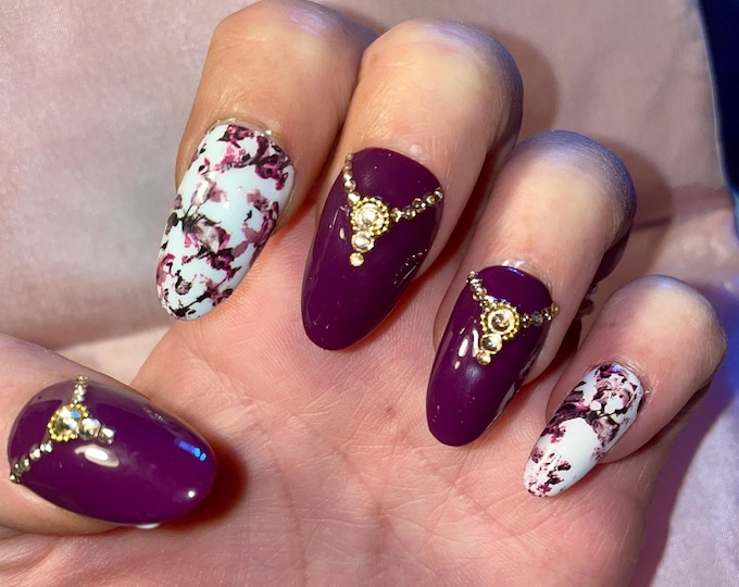 30 pieces. Burgundy and white with abstract patterns and rhinestones. Sizes 0 to 9. Reusable. Press-on nails, false nails. Glossy finish