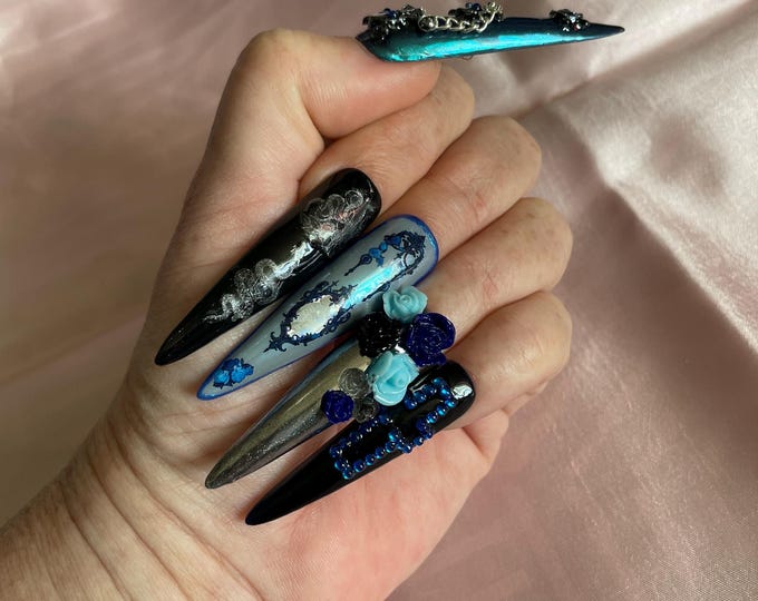 Gothic/Halloween. Blue, chrome, skulls, bats, chain, flowers. Reusable, Press-on nails, false nails. Glossy finish
