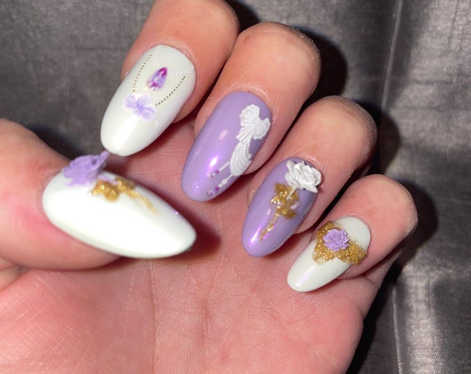 28 pieces. Purple, white, gold with 3D roses and bows. Sizes 00 to 11. Reusable. Press-on nails, false nails. Glossy finish