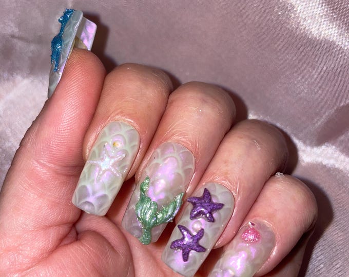 24-piece kit. Medium square white mermaid scales, 12 sizes from 00 to 8. Reusable, Press-on nails, false nails. Glossy finish