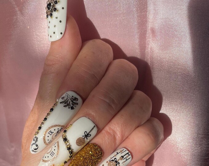 5 minutes to midnight. Black, white, gold. Rhinestones, glitter, shiny sugar. Reusable, Press-on nails, false nails. Glossy finish