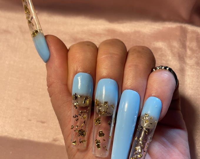 24 pieces long square blue, and blue, transparent, with gold leaves. Sizes 0 to 11. Glossy finish. Press on nails, false nails, nail art.