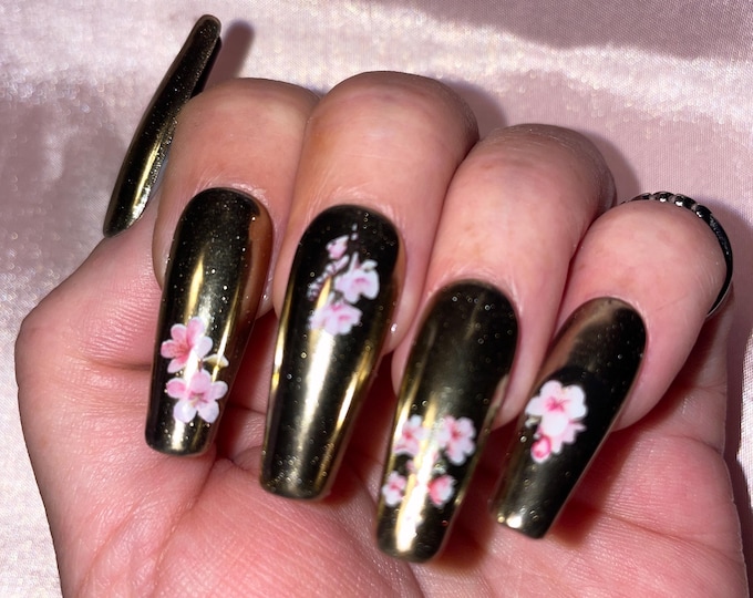 20-piece kit. Gold with small cherry blossoms. Sizes 0 to 9. Reusable, Press-on nails, false nails. Glossy finish