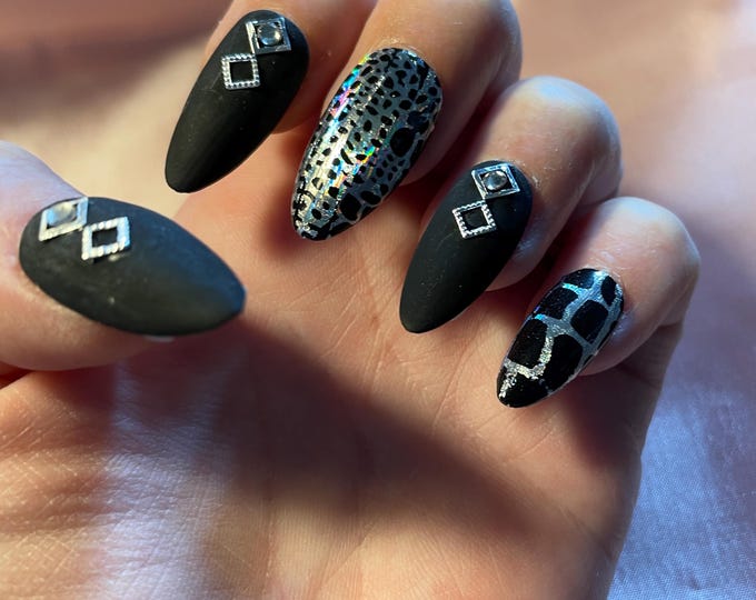 24 pieces. Matte black and silver chrome crocodile skin. Sizes 0 to 11. Reusable. Press-on nails, false nails, Glossy finish.