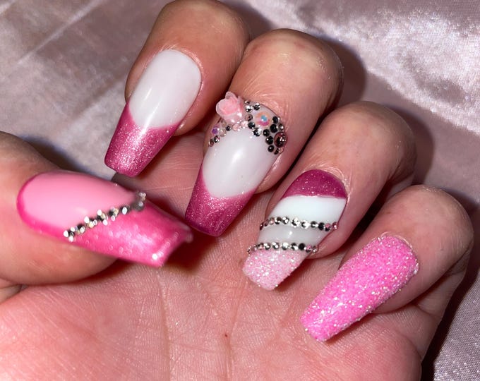 24-piece kit. Pink and white, rhinestones, flowers, pearls. Sizes 0 to 11. False nails, press-on nails. Reusable. Glossy finish.