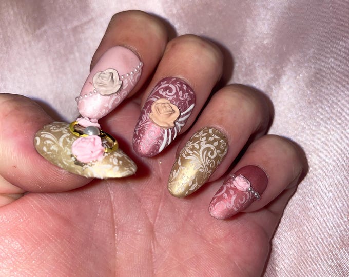 28 pieces. Satin gold, pink, and copper. Small flowers, lace, and gold embellishments. Reusable. Press-on nails, false nails. Satin finish.
