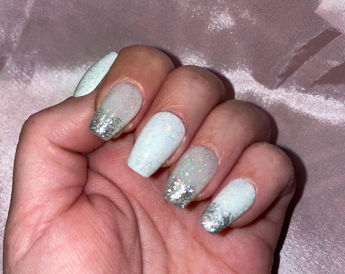 28 pieces. White and milky silver glitter. Short coffin, 14 sizes from 00 to 9. Reusable, Press-on nails, false nails. Glossy finish
