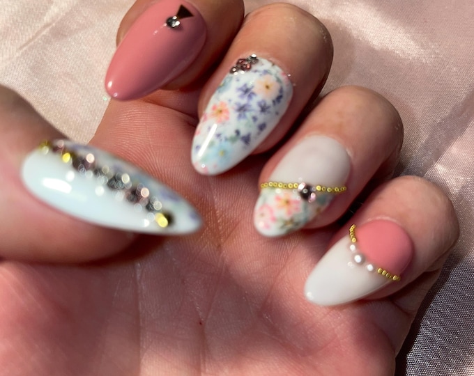 Small flowers, milky white and pink, with pearls and rhinestones. Reusable, Press-on nails, false nails. Glossy and matte finish