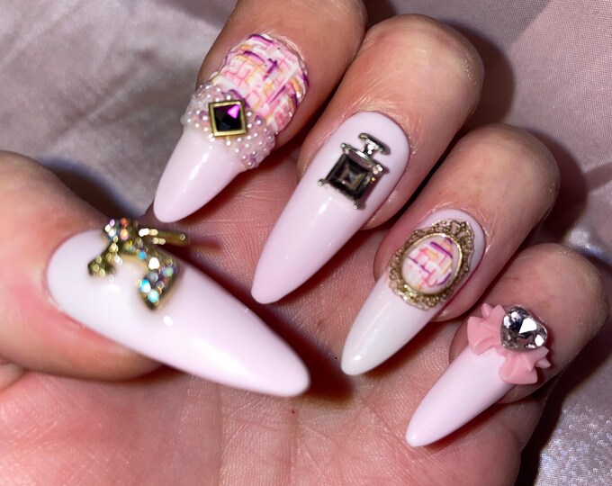 28 pieces. Pink and gold haute couture with perfume, pumps, bag and jewelry. Size 00 to 9.! Press-on nails, false nails, matte and glossy finish