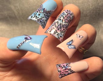 24 pieces. Pink and blue, butterfly and leopard patterns with rhinestones. Sizes 0 to 11. Reusable. Press-on nails, false nails. Glossy finish