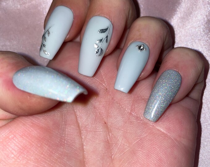 24 pieces. Matte gray and silver leaves. Shiny cats eyes, rhinestones. False nails, press on nails. Reusable. Glossy and matte finish