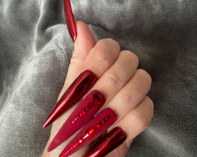 24-piece kit. Chrome red and matte red, rhinestones. Sizes from 0 to 11. Reusable, Press-on nails, false nails. Matte and glossy finish.