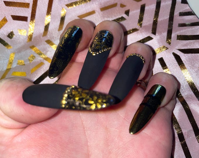 24 pieces. Gold and black lace, pearls. Sizes 0 to 9. XL almonds. Reusable, press-on nails, false nails. Matte and glossy finish