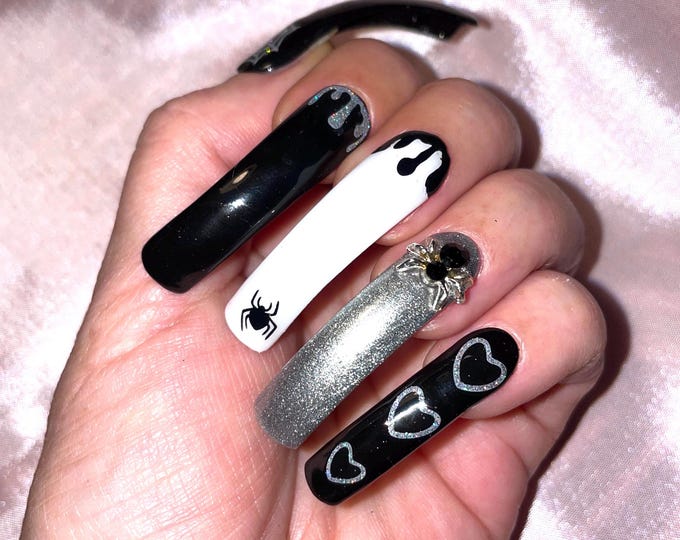 20 pieces. Black, silver and white. Web, spider, glitter. Sizes 0 to 9. Reusable, Press-on nails, false nails. Glossy finish.