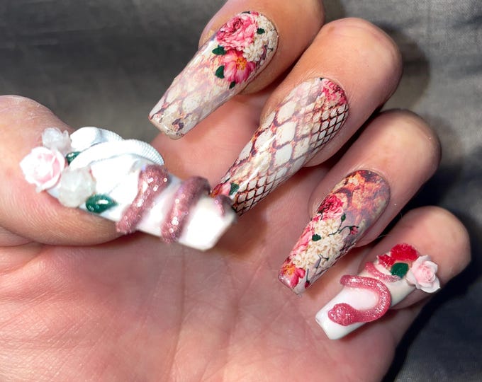 Kit 20 pieces. Snake in roses and snake skin. Size 0 to 9. Reusable, Press-on nails, false nails. Glossy finish
