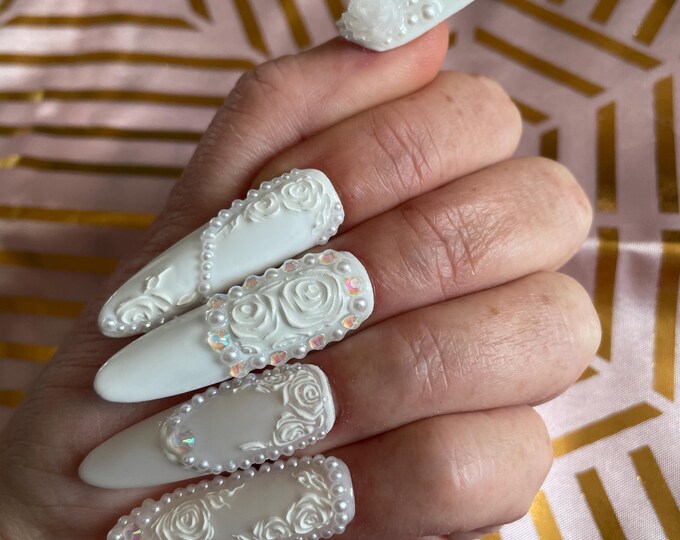 24 pieces. XL Almond. White and milky. Rhinestones, flowers, pearls. Sizes 0 to 11. Reusable, press-on nails, false nails. Matte/glossy finish.