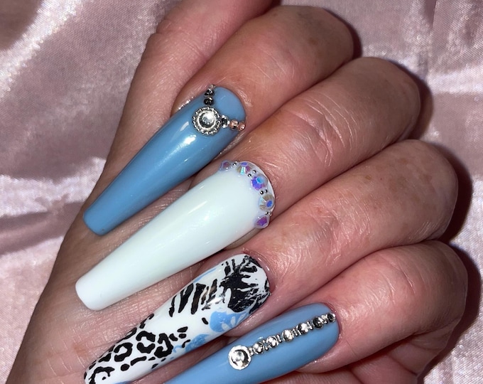 24-piece kit. Blue and white with black, zebra, leopard patterns. Sizes 0 to 11. Reusable, Press-on nails, false nails. Glossy finish
