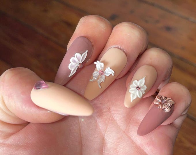 Long almonds in beige/cocoa with embellishments. 28-piece set, 14 sizes from 00 to 9. Reusable. Press-on nails, false nails. Matte finish