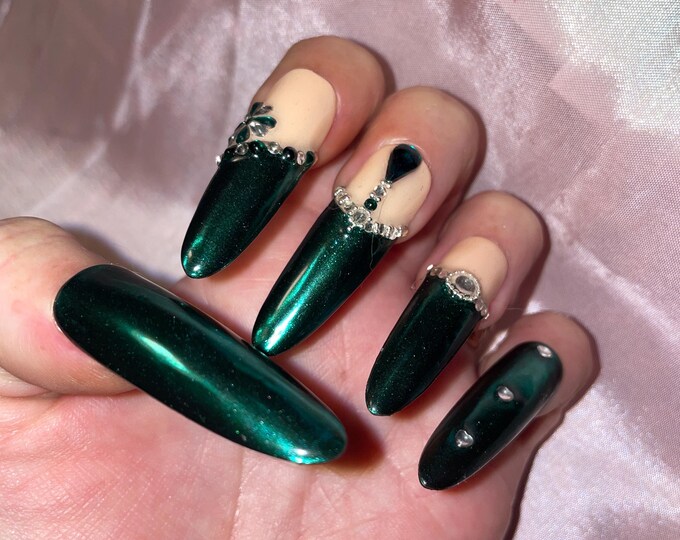 24 pieces. Chrome emerald and rhinestones. Reusable. Press-on nails, false nails. Glossy finish.