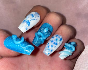 22-piece set. Blue and white holographic and 3D snakes. Sizes 0 to 11. False nails, press-on nails. Reusable. Glossy finish.