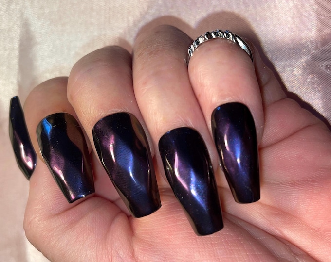 24 piece kit. Dark purple holographic faceted. Sizes 0 to 10. Reusable, Press-on nails, false nails. Glossy finish.