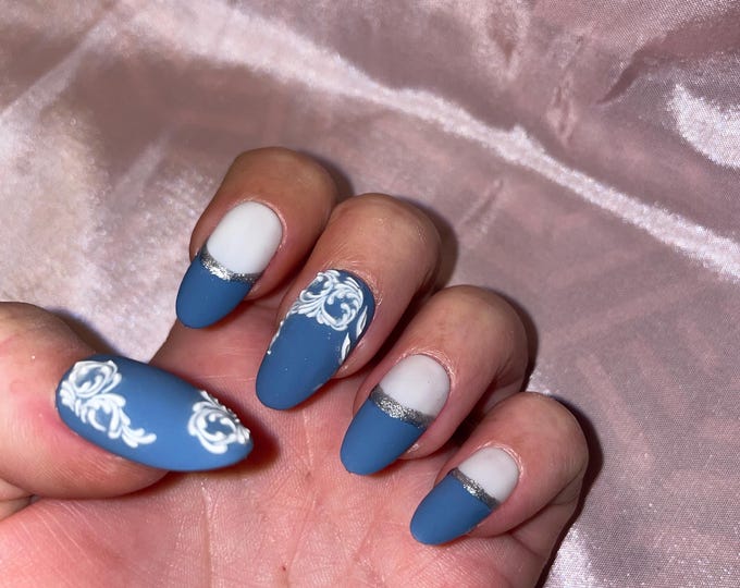 28-piece kit. White lace. Matte blue, white, silver. Sizes from 00 to 9. Reusable, Press-on nails, false nails, Matte finish