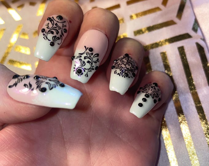 24 pieces. Medium coffin. Pink and white with black patterns. Sizes 0 to 11. False nails, press-on nails. Reusable. Glossy finish.
