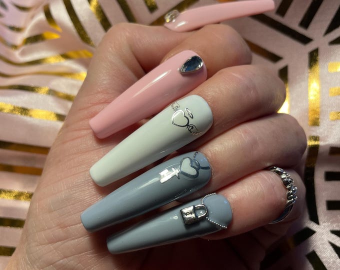 24 piece kit. Pink, grey white with small keys and padlock. Sizes 0 to 11. Reusable, Press-on nails, false nails. Glossy finish