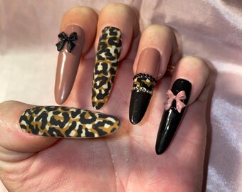 Velvet and glossy black leopard print, small bow, reusable, press-on nails, false nails. Matte and glossy finish.