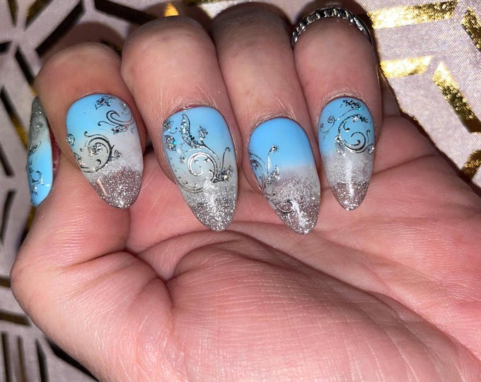 30-piece kit. Blue, milky white and silver gradient. 15 sizes from 0 to 11. Reusable, Press-on nails, false nails. Glossy finish