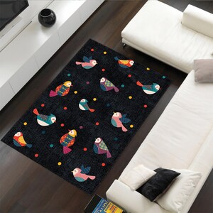 Alfombra lavable con dibujos de pájaros coloridos y caprichosos para dormitorio infantil y guardería.