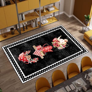 Puede incluir: Una alfombra de cocina de lunares negros y blancos con un borde blanco. La alfombra presenta un diseño de acuarela de tazas de té rojas, teteras y flores.