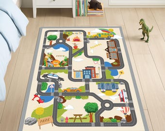 Puede incluir: Una colorida alfombra de juego con un diseño de mapa de la ciudad. La alfombra presenta una escuela, un zoológico, un parque, una estación de policía y una variedad de vehículos. La alfombra es perfecta para el juego imaginativo y el aprendizaje.