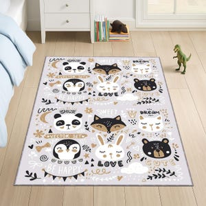 Bonita alfombra de animales: ¡suave, dulce y llena de amigos alegres! Y lavable, ideal para bebés y niños.